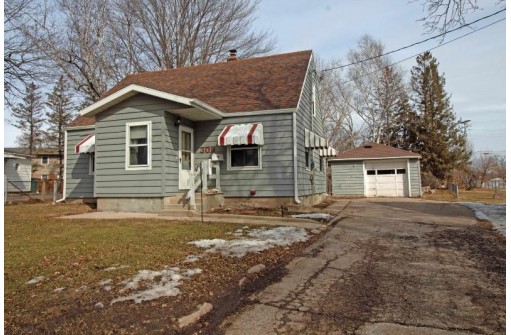 308 Badger Dr, Baraboo, WI 53913