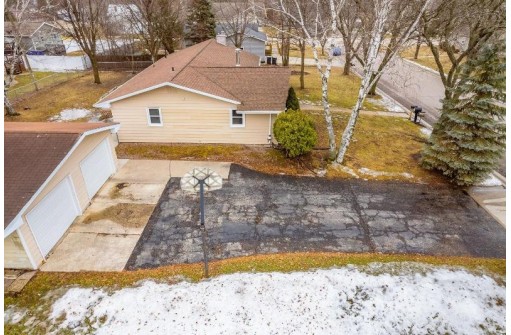 716 Jacquelyn Dr, Baraboo, WI 53913