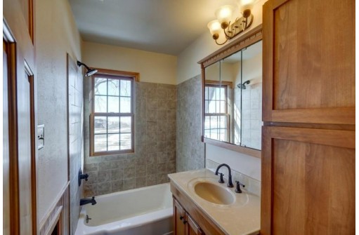 2556 Happy Valley Rd, Sun Prairie, WI 53590