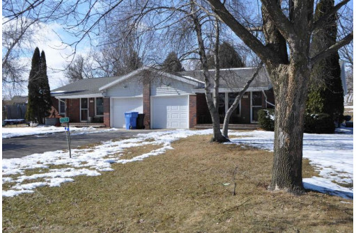 2292/2294 Manley Dr, Sun Prairie, WI 53590-9688