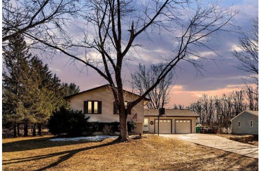 1803 W Happy Hollow Rd, Janesville, WI 53546-9037