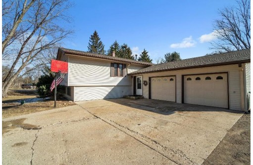 1803 W Happy Hollow Rd, Janesville, WI 53546-9037