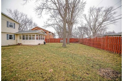 1629 Deerwood Dr, Madison, WI 53716