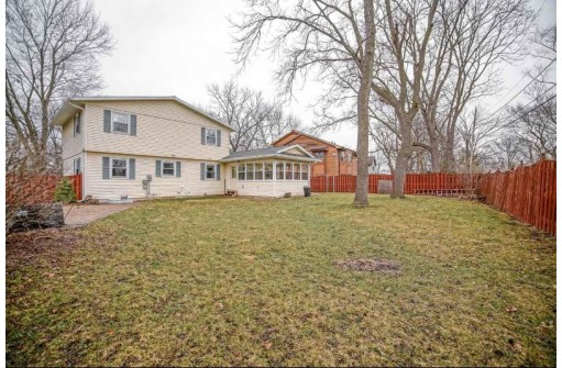 1629 Deerwood Dr, Madison, WI 53716