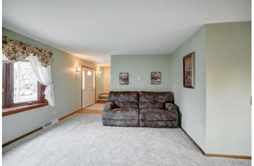 1629 Deerwood Dr, Madison, WI 53716