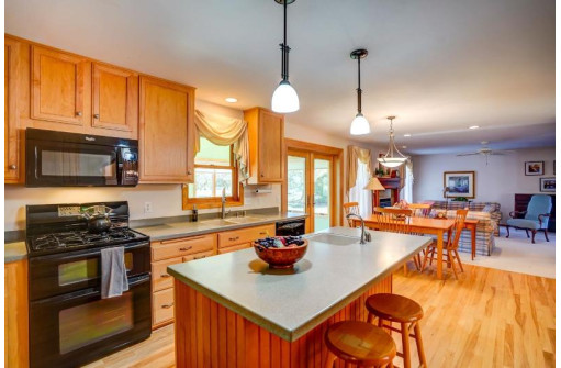 1704 Manchester Crossing, Waunakee, WI 53597