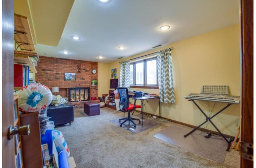 14 Canterbury Cir, Madison, WI 53711