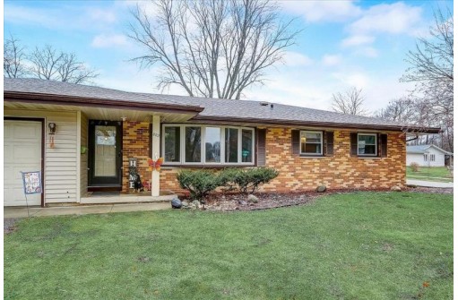 802 Meadowlark Dr, Madison, WI 53714