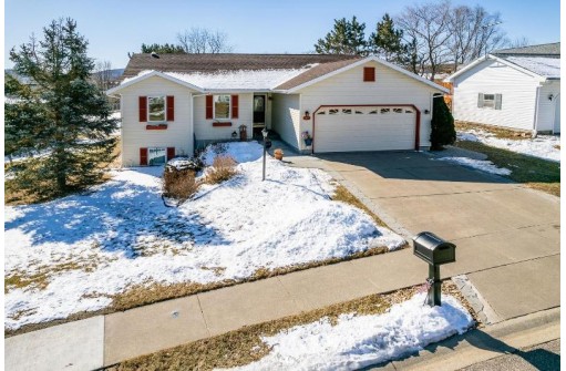 301 Valley Glen Ct, Baraboo, WI 53913