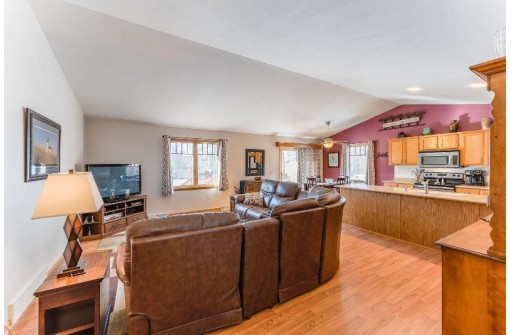 301 Valley Glen Ct, Baraboo, WI 53913