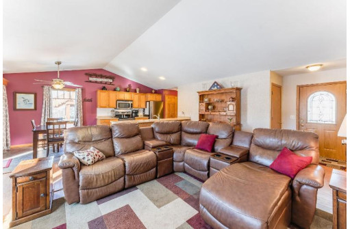 301 Valley Glen Ct, Baraboo, WI 53913