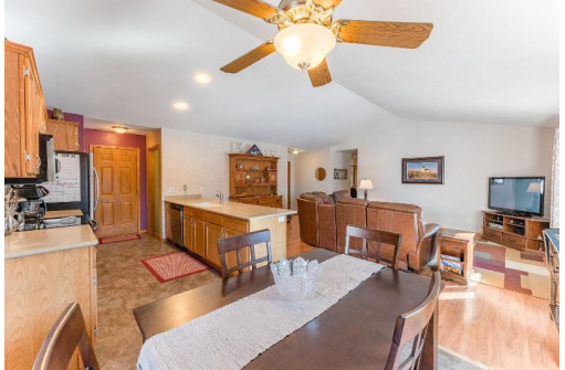 301 Valley Glen Ct, Baraboo, WI 53913