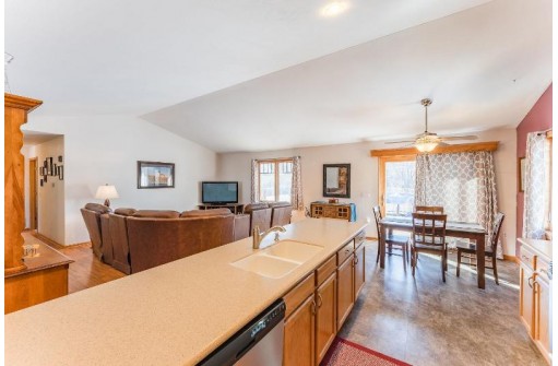 301 Valley Glen Ct, Baraboo, WI 53913