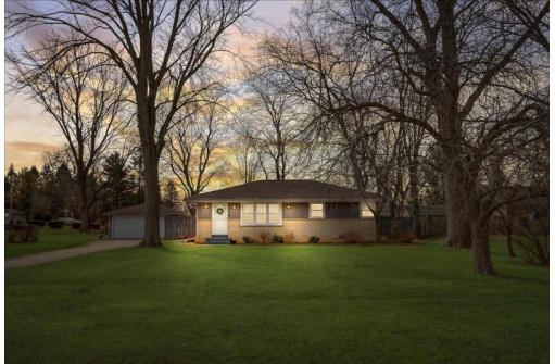 1431 E Fitzsimmons Rd, Oak Creek, WI 53154