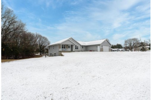 N6332 Hillcrest Rd, Pardeeville, WI 53954