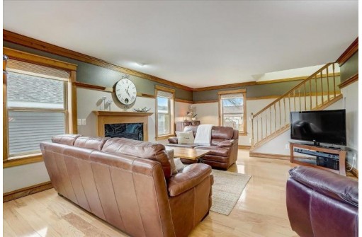 6617 Carlton Dr, Madison, WI 53718