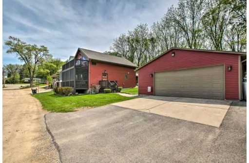 1506 E Koshkonong Dr, Edgerton, WI 53534