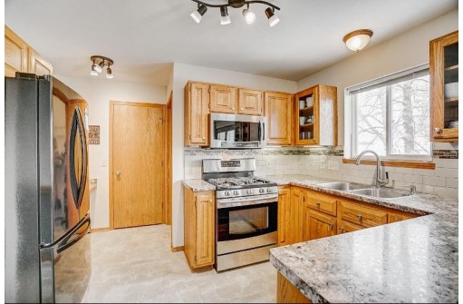 15 Stone Corner Cir, Madison, WI 53704