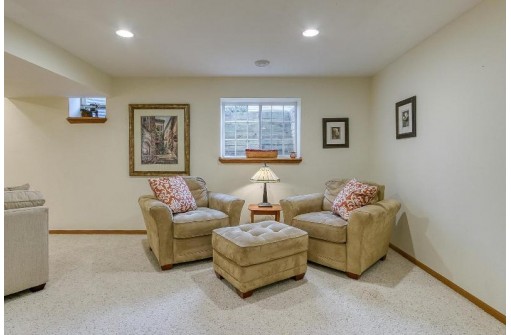 1386 Circle Dr, Sun Prairie, WI 53590