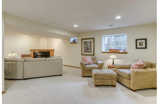 1386 Circle Dr, Sun Prairie, WI 53590