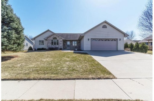 823 Oakwood Ln, Watertown, WI 53094