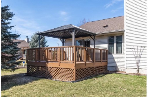 823 Oakwood Ln, Watertown, WI 53094