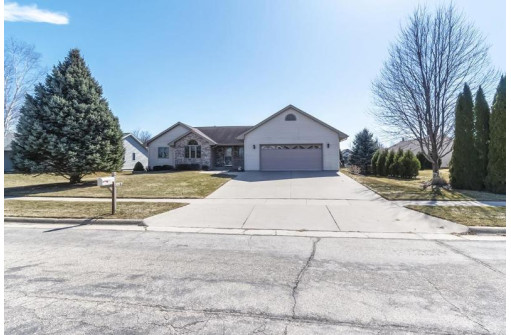 823 Oakwood Ln, Watertown, WI 53094