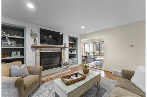 1543 Sapphire Way, Sun Prairie, WI 53590