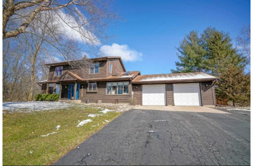 8118 Burr Oak Tr, Cross Plains, WI 53528