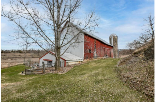 N8586 Hay Hollow Rd, Blanchardville, WI 53516