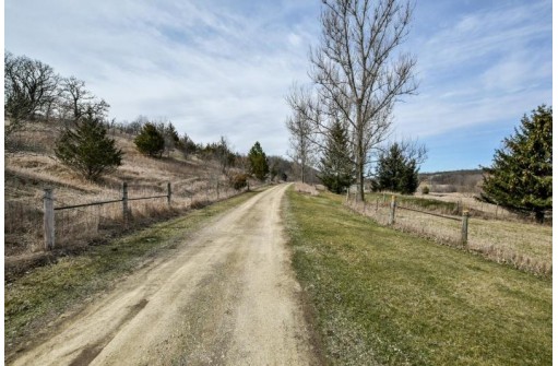 N8586 Hay Hollow Rd, Blanchardville, WI 53516