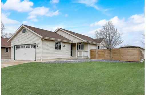 925 W Mohawk Tr, DeForest, WI 53532