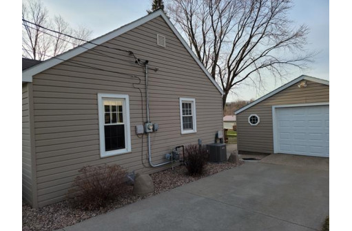 920 8th St, Baraboo, WI 53913