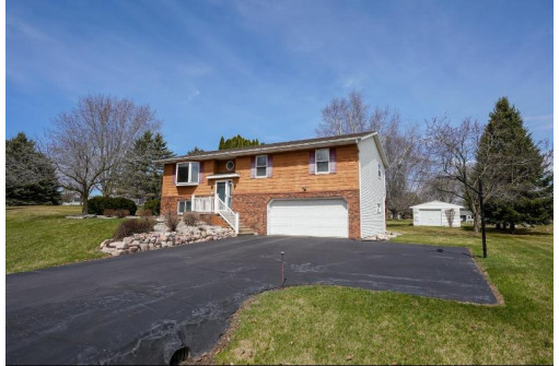 2746 Tareyton Cir, Stoughton, WI 53589