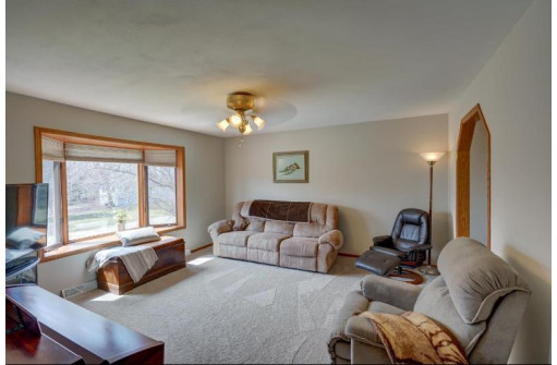 2746 Tareyton Cir, Stoughton, WI 53589