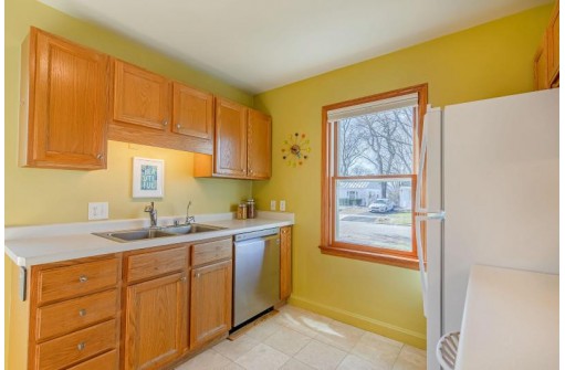 4250 Doncaster Dr, Madison, WI 53711