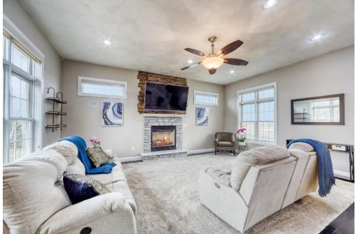 6606 Longhorn Ln, Sun Prairie, WI 53590