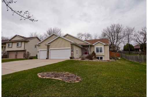 190 Cobham Ln, Sun Prairie, WI 53590