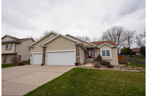 190 Cobham Ln, Sun Prairie, WI 53590