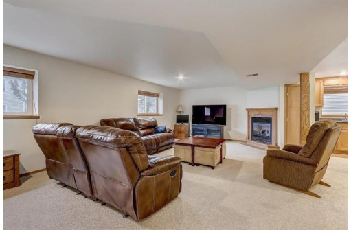 6913 Buckhorn Dr, Madison, WI 53718