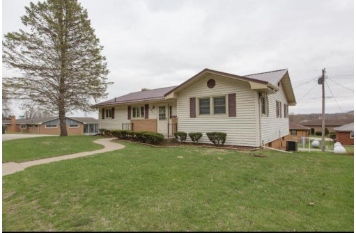 1042 E Bluff St, Cassville, WI 53806