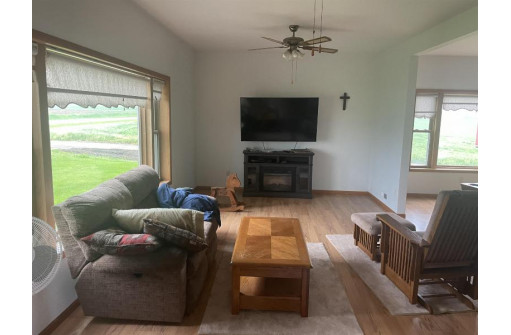 S4452 Grote Hill Rd, Reedsburg, WI 53959