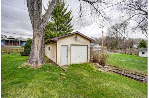 407 Midland Ln, Monona, WI 53716-3827