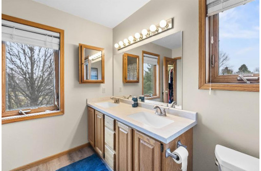 1 Sturbridge Cir, Madison, WI 53717