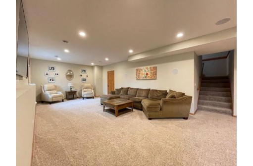 1532 Honeysuckle Ln, Janesville, WI 53546