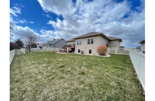 1532 Honeysuckle Ln, Janesville, WI 53546