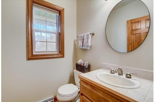 742 N Sedge Meadow Ct, Oconomowoc, WI 53066-8643