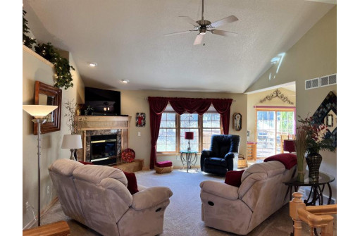 251 Sandridge Tr, Sun Prairie, WI 53590