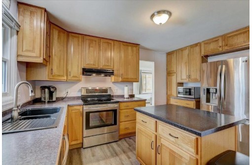 5306 Kingsbridge Rd, Madison, WI 53714