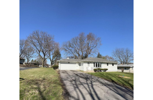 5613 Bryn Trem Rd, Madison, WI 53716